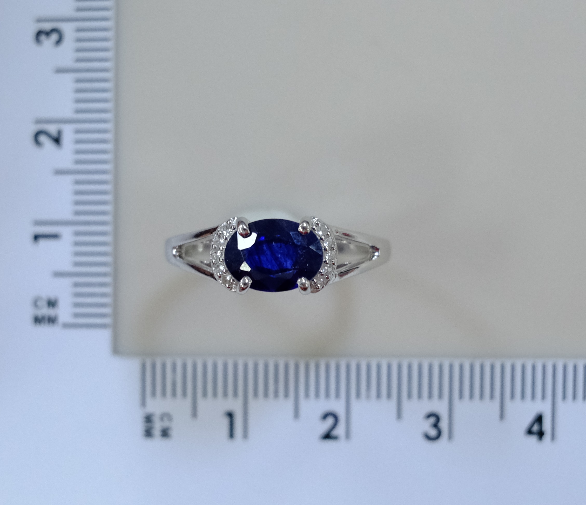 Серебряное кольцо с сапфиром